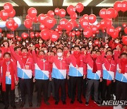 윤석열, "어머니 같은 곳" PK 표심잡기.. 2030 쓴소리 듣기도