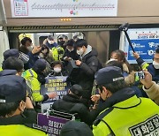 대구지하철 1호선 30여분간 운행 지연..장애인단체 시위