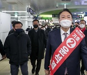 부산 서면역 찾은 윤석열 후보