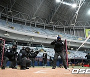 고척돔에서 진행된 심판들의 새 스트라이크존 적응 훈련 [사진]