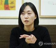 인터뷰하는 김한별 방송작가지부장