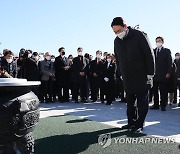 국립 3·15 민주묘지 참배하는 윤석열