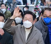 인천 부평 문화의거리 찾아 시민들에게 인사하는 이재명 후보