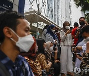 지진에 놀라 건물 밖으로 뛰쳐나온 인도네시아 직장인들