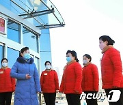 김정은 현지지도 표식 앞 北 평양아동백화점 종업원들