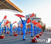 붉은 깃발 들고 선전 활동.. 北 대동강구역 여맹위원회