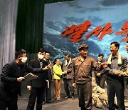 "멸사복무".. 연습 중인 북한 국립연극단