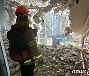 구조대원 205명 투입 첫 사망자 발견 지하1층 집중수색(종합)