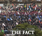 '2022 민중총궐기' 참가자들로 북적이는 여의도공원 [포토]