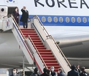 文대통령 15일 아중동 3개국 순방차 출국.."한반도 긴장 경계" 지시