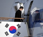 문대통령, 신형 공군1호기 타고 UAE로 출국..중동 3개국 순방 시작