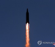 북한 "철도기동 미사일연대 사격훈련..전술유도탄 2발 목표 명중"