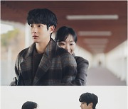 '그 해 우리는'  최우식♥김다미, '눈맞춤→백허그' 미공개 스틸컷 공개