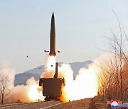 북한 "철도기동 미사일연대 훈련..전술유도탄 2발 목표 명중"