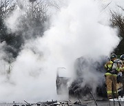 '차량 추돌사고에 화재 발생해 자욱하게 핀 연기'