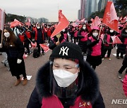 깃발 흔드는 민중총궐기 참석 조합원들