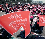 깃발 흔드는 민중총궐기 참석 조합원들