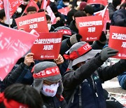1만5천 명 참가 '민중총궐기' 강행에 경찰 "즉각 수사 착수"