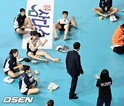 김호철 감독의 첫 승 축하 박수를 보내는 IBK기업은행 선수들 [사진]