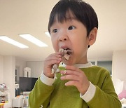 서수연, '♥이필모' 아들 담호의 야무진 닭다리 먹방! "하루종일 먹어"
