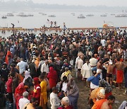 [여기는 인도] "코로나, 뭣이 중헌디"..힌두교도 100만 명, 갠지스강 찾는다