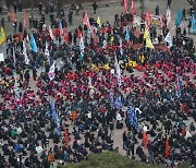 "文정부, 촛불 등에 업고 배신" 민중총궐기 기습 집회