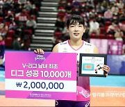 흥국생명 김해란, 프로배구 최초 디그 성공 10,000개 달성.