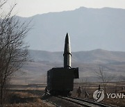 열차에서 발사 준비하는 北철도기동 미사일연대
