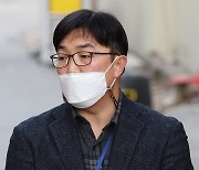 취재 질문에 답하는 현대산업개발 관계자