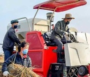'전원회의 관철' 위해 농사 경험 나누는 북한 노동자들