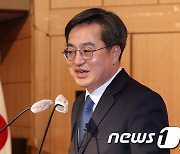 옅은 미소 짓는 김동연 대선 후보