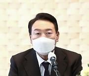 서울 국회의원 및 당협위원장 연석회의에서 모두발언 하는 尹