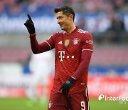 [분데스 리뷰] '레반도프스키 해트트릭' 뮌헨, 쾰른에 4-0 승..2위와 6점 차