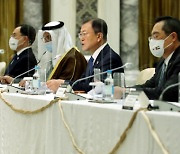 '한-UAE 수소 협력 비즈니스 라운드테이블' 참석한 문 대통령 [경향포토]