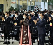 두바이 엑스포 '한국의 날' 행사 참석한 문 대통령..'2030 부산 엑스포 유치' 의지 밝혀 [경향포토]