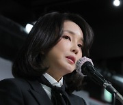 베일 벗은 '김건희 7시간 통화'.. '쥴리‧탄핵‧조국' 키워드