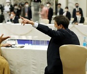 수소협력 논의하는 임종석 외교안보특별보좌관