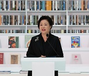 김정숙 여사, 중동 최대 도서관에 한국 도서 250여권 기증