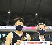'별 중의 별' 허웅, 팬투표 1위 이어 올스타 MVP..동생 '팀 허훈'도 꺾었다