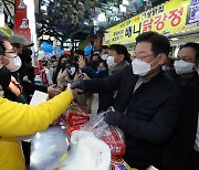 이재명, 강릉시장 닭강정 사며 "중도로, 순한 매운맛"