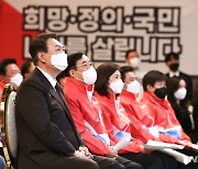 홍보영상 시청하는 윤석열 대선 후보