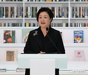 김정숙 여사, 두바이 도서관 방문..'훈민정음해례본' 전달
