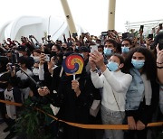 두바이 엑스포 한국의 날 문화공연보는 관람객들