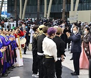 두바이 엑스포 한국의 날 문화공연 박수 보내는 문 대통령