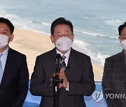 이재명 "금강산 재개·DMZ 관광 추진..남북 철도·도로 연결"