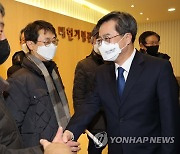 당원들과 인사하는 김동연 대선 후보