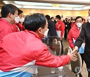 국회의원-당협위원장 연석회의에서 참석자들과 인사하는 윤석열