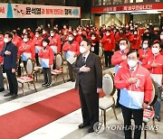 서울 선대위 출범식에서 국민의례하는 윤석열 후보