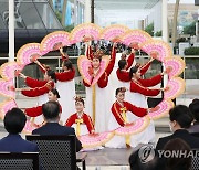 두바이 엑스포 한국의날  부채춤 공연 관람하는 문재인 대통령