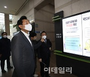 [포토]서울주택도시공사 분양원가 설명문 살펴보는 오세훈